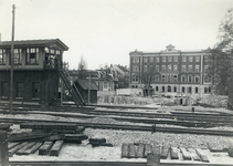 824332 Afbeelding van de bouw van het nieuwe Stationspostkantoor aan de Laan van Puntenburg te Utrecht, na de sloop van ...